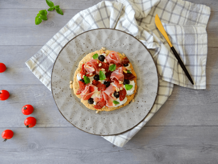 Pizza gemaakt van amandelmeel