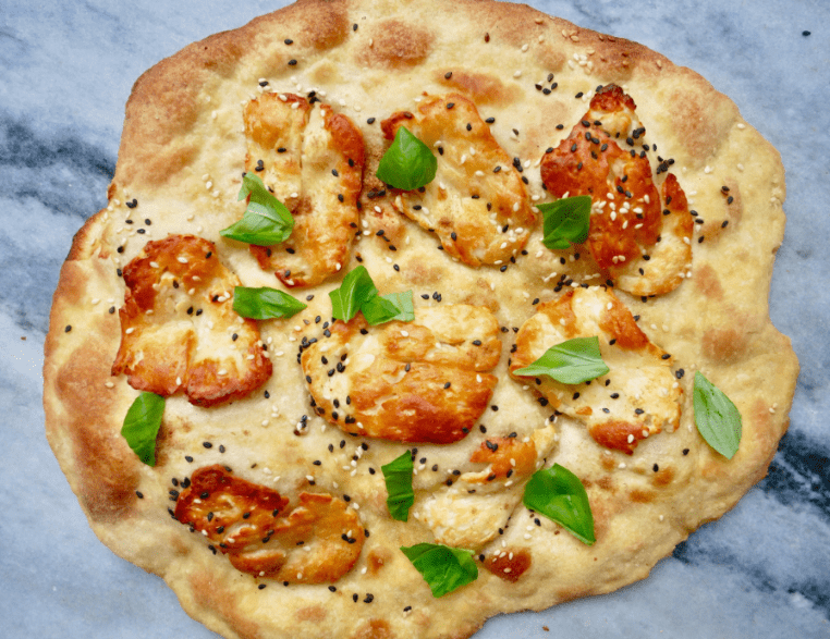 Platbrood met halloumi en sesamzaadjes