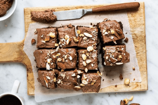 Brownies met koffiefrosting en noten