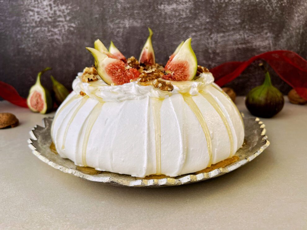 Pavlova met walnoten, honing en verse vijgen